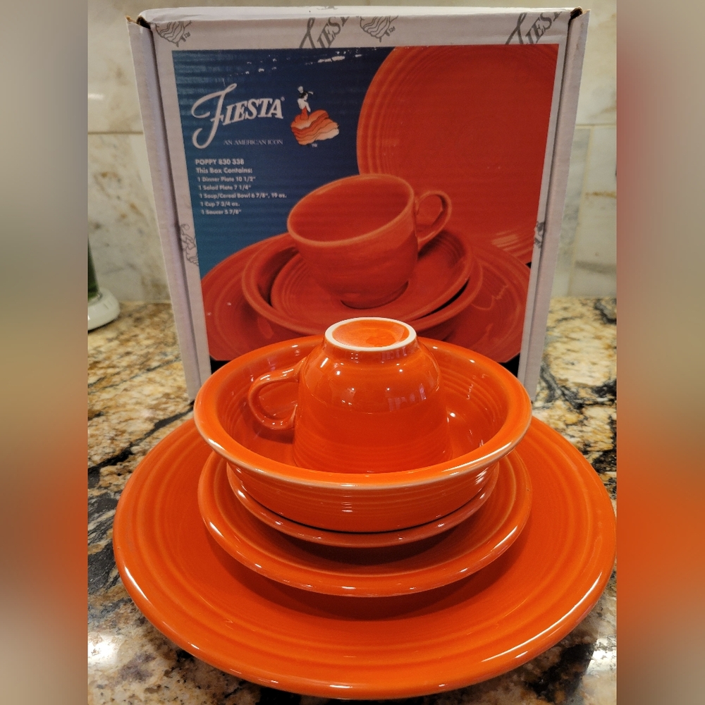 NIB Classic Rim 5-Piece Place Setting, Poppy - Picture 2 of 5